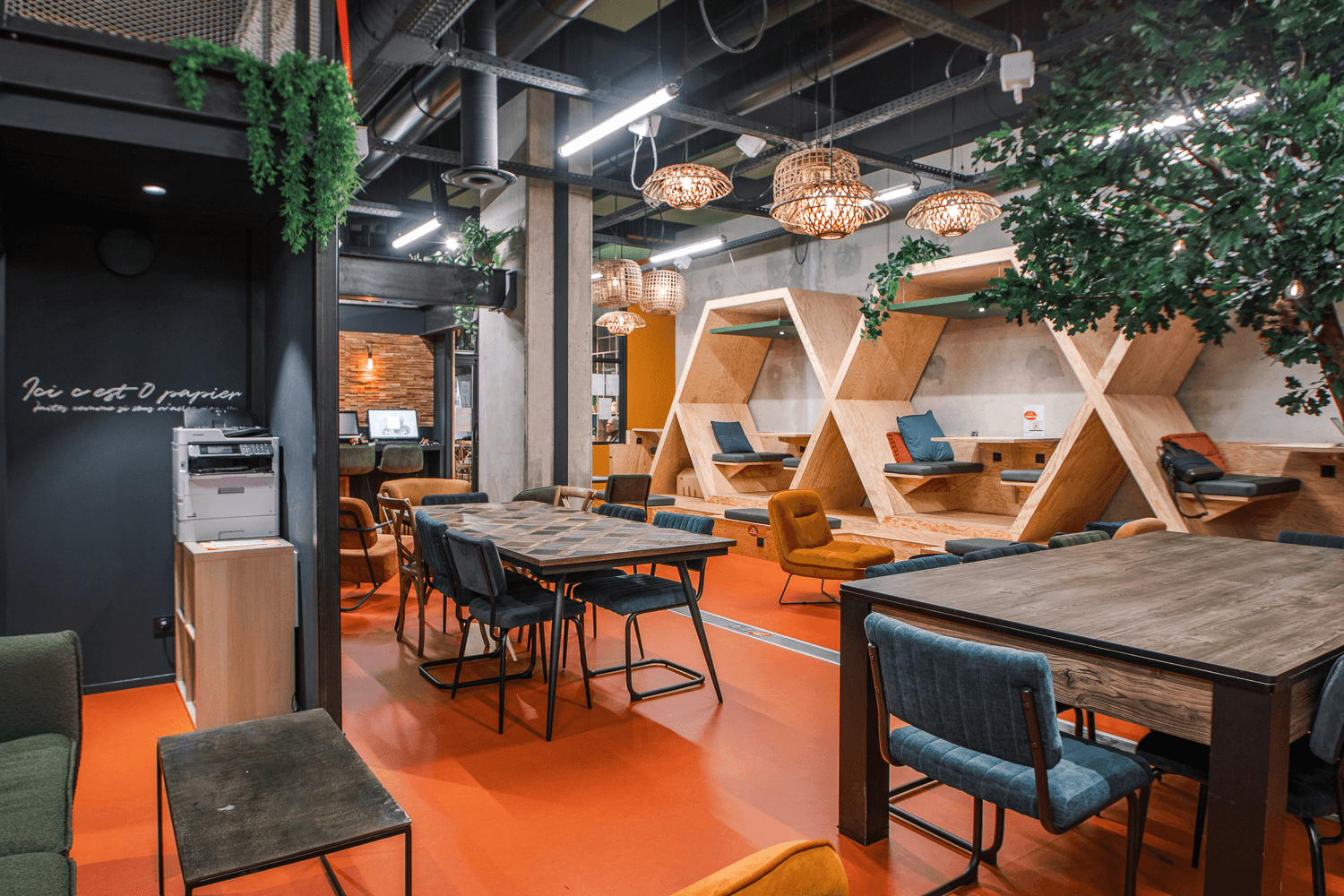 Espace de coworking Juste ici à Bourgoin-Jallieu - postes de travail ergonomiques dans un open space lumineux