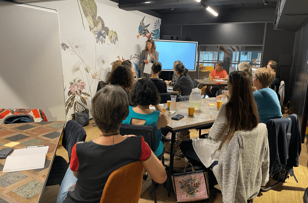 Salle de réunion Juste ici à Bourgoin-Jallieu - espace équipé pour événements, présentations et visioconférences
